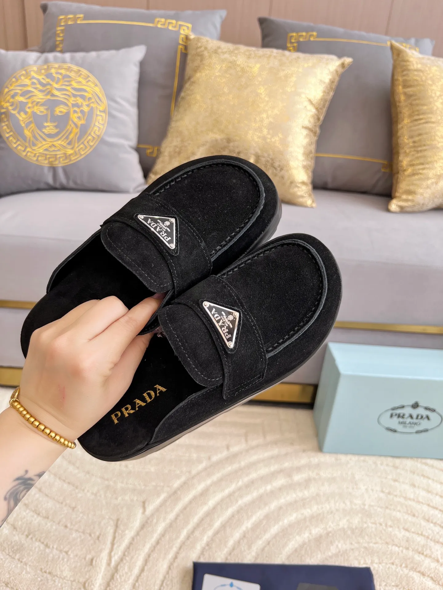 👟👟Ex-factory price 440👟👟 Prada/Prada 25ss summer new couple's beach thick-soled Birkenstock sandals. This shoe style is really a classic design that will not go out of style and is in line with everyone's current pursuit of comfortable and healthy wearing concepts. It is regarded by many domestic and foreign celebrities and fashionistas as an important choice for daily slippers. ✔Upper: imported super soft sheepskin ✔Inner lining: imported sheepskin ✔Hardware: Original molded split hardware ✔Outsole: Ultra-light, wear-resistant and non-slip foam sole ✔Number of yards: 35~40 (custom-made 40 pieces are non-refundable)